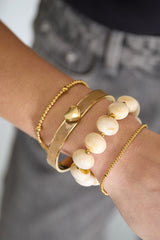Elastic beaded bracelet with large beads